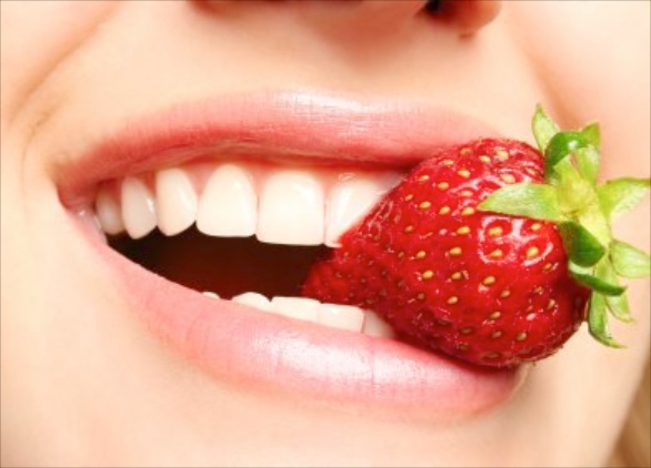 DIY: Whiten your Teeth with Strawberries