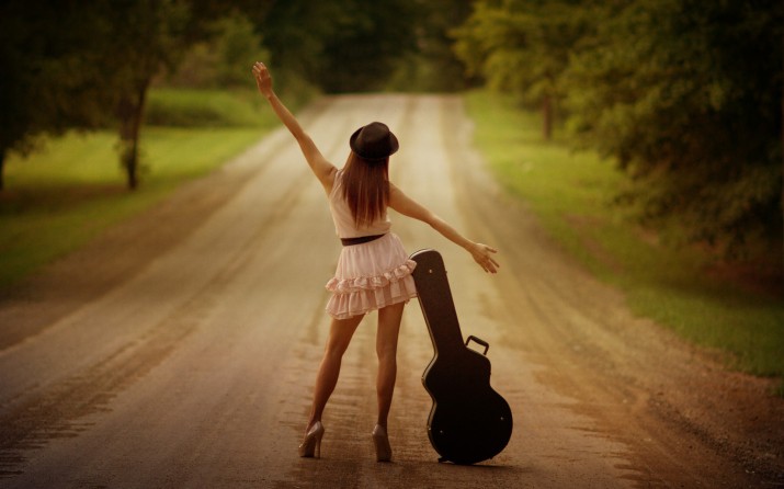 stylish-girls-images-with-guitar-r7kxc0z2