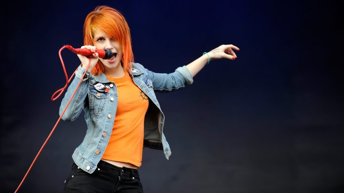 Music_Singer_Williams_with_microphone_081168_
