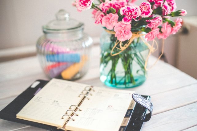9 Ways to Feng Shui Your Desk