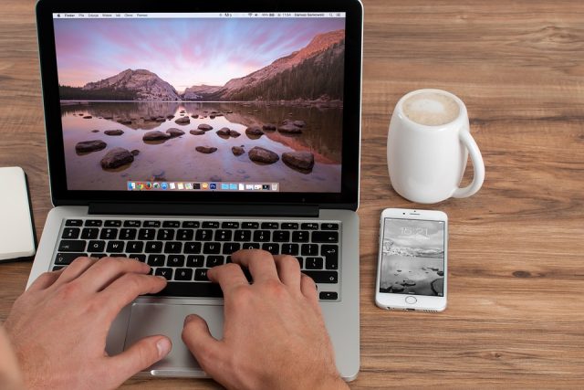  8 tips to help you avoid gaining weight while working a desk job