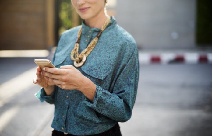 how do smartphones help business