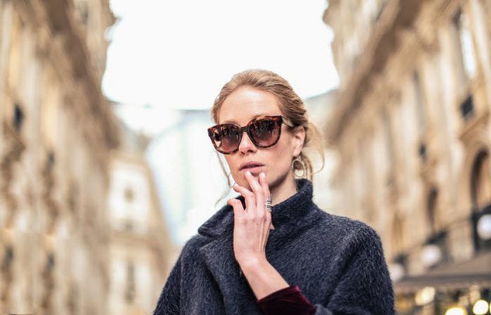 how to wear glasses with style how to wear glasses with style