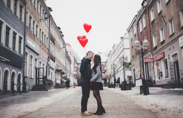  12 Tips on How to Celebrate Anniversary in a Long Distance Relationship
