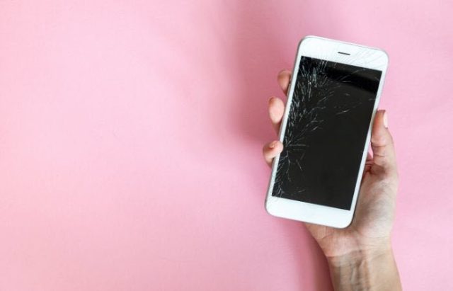 is it safe to use a phone with a cracked screen