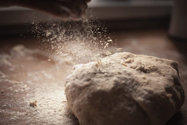 how to stretch pizza dough