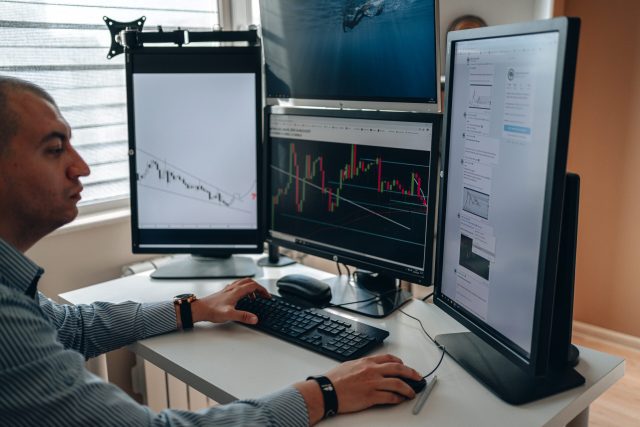 Best monitor setup for day trading 2022