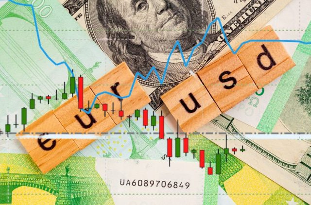 EUR/USD Sentiment Shift: Investors Lean Towards Short Positions